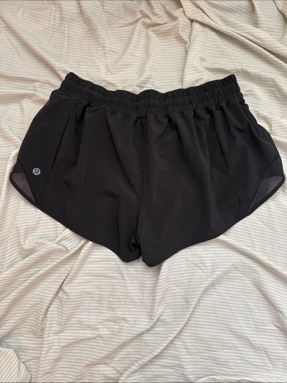 lululemon Hotty Hot Low-Rise Lined Short 2.5 - Picture 2 of 4
